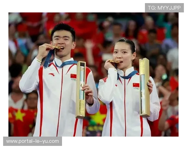 郑思维赛后拥抱黄雅琼：十年搭档，一笑谢幕