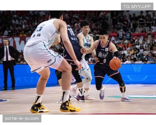 多支季后赛球队开始封闭集训，针对性演练防守战术